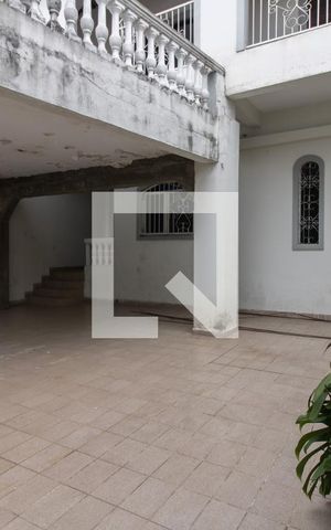 Casa à venda com 250m², 4 quartos e 3 vagas Casa à venda com 250m², 4 quartos e 3 vagasGaragem