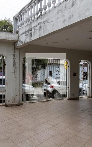 Casa à venda com 250m², 4 quartos e 3 vagas Casa à venda com 250m², 4 quartos e 3 vagasGaragem