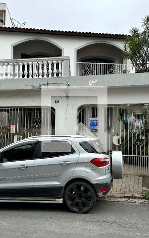 Casa à venda com 250m², 4 quartos e 3 vagas Casa à venda com 250m², 4 quartos e 3 vagasFachada