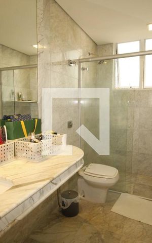 Casa à venda com 900m², 4 quartos e 8 vagasbanheiro 1