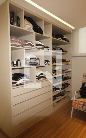 Casa à venda com 900m², 4 quartos e 8 vagasCloset