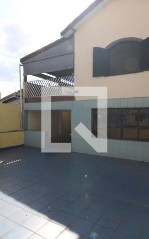 Casa à venda com 220m², 3 quartos e 2 vagasQuintal