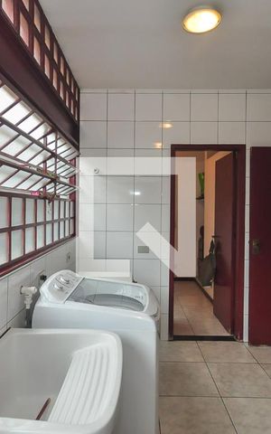 Casa à venda com 400m², 4 quartos e 3 vagas Casa à venda com 400m², 4 quartos e 3 vagasÁrea de Serviço
