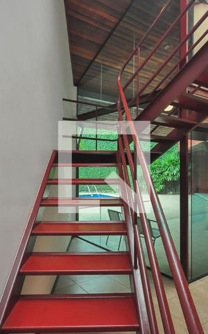 Casa à venda com 400m², 4 quartos e 3 vagas Casa à venda com 400m², 4 quartos e 3 vagasEscada