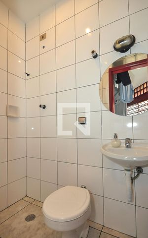 Casa à venda com 400m², 4 quartos e 3 vagas Casa à venda com 400m², 4 quartos e 3 vagasBanheiro de Serviço