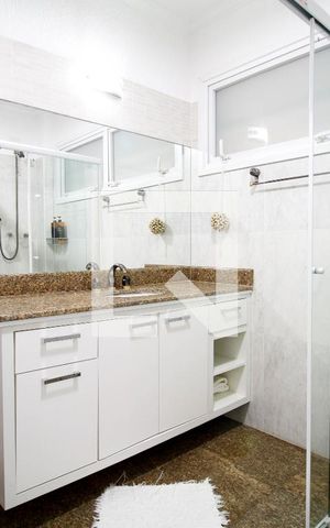 Casa à venda com 482m², 4 quartos e 5 vagas Casa à venda com 482m², 4 quartos e 5 vagasBanheiro da Suíte 4