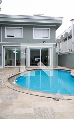 Casa à venda com 482m², 4 quartos e 5 vagas Casa à venda com 482m², 4 quartos e 5 vagasPiscina