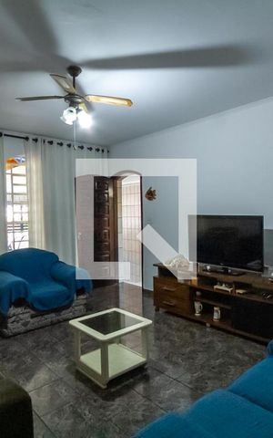 Casa à venda com 250m², 3 quartos e 2 vagas Casa à venda com 250m², 3 quartos e 2 vagasSala