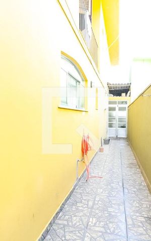 Casa à venda com 250m², 3 quartos e 2 vagas Casa à venda com 250m², 3 quartos e 2 vagasCorredor Lateral
