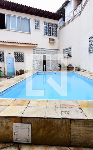 Casa à venda com 353m², 5 quartos e 6 vagas Casa à venda com 353m², 5 quartos e 6 vagasPiscina