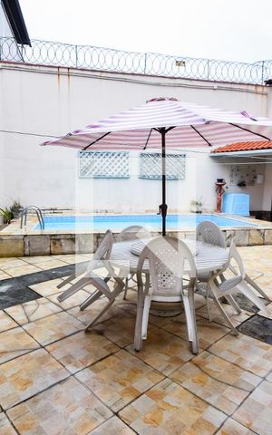 Casa à venda com 353m², 5 quartos e 6 vagas Casa à venda com 353m², 5 quartos e 6 vagasQuintal