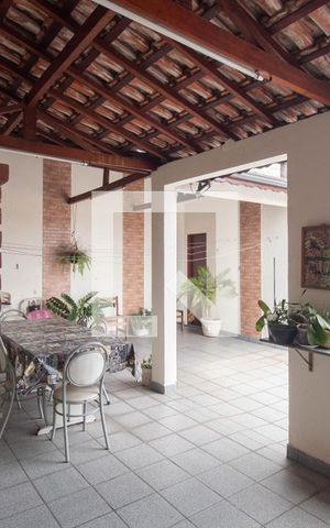 Casa à venda com 160m², 3 quartos e 2 vagas Casa à venda com 160m², 3 quartos e 2 vagasChurrasqueira
