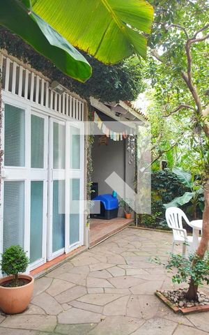 Casa à venda com 260m², 3 quartos e 2 vagasQuintal - Fundos