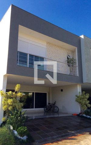 Casa de condomínio à venda com 250m², 3 quartos e 3 vagas Casa de condomínio à venda com 250m², 3 quartos e 3 vagasFachada