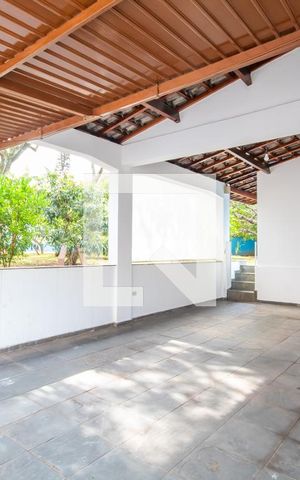 Casa à venda com 948m², 4 quartos e 6 vagas Casa à venda com 948m², 4 quartos e 6 vagasGaragem