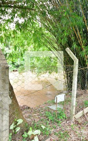 Casa à venda com 160m², 2 quartos e 5 vagasFundos da Propriedade