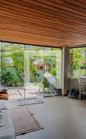 Casa à venda com 409m², 4 quartos e 5 vagas Casa à venda com 409m², 4 quartos e 5 vagasÁrea externa