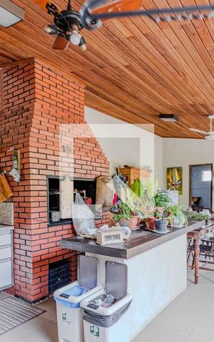 Casa à venda com 409m², 4 quartos e 5 vagas Casa à venda com 409m², 4 quartos e 5 vagasÁrea externa