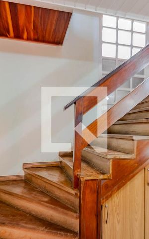 Casa à venda com 409m², 4 quartos e 5 vagas Casa à venda com 409m², 4 quartos e 5 vagasEscadas
