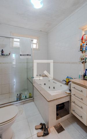 Casa à venda com 409m², 4 quartos e 5 vagas Casa à venda com 409m², 4 quartos e 5 vagasBanheiro do Quarto 4