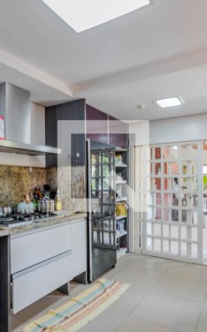 Casa à venda com 409m², 4 quartos e 5 vagas Casa à venda com 409m², 4 quartos e 5 vagasCozinha