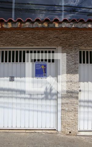 Casa à venda com 174m², 3 quartos e 2 vagas Casa à venda com 174m², 3 quartos e 2 vagasFachada