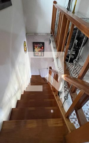 Casa à venda com 105m², 2 quartos e 1 vaga Casa à venda com 105m², 2 quartos e 1 vagaEscada