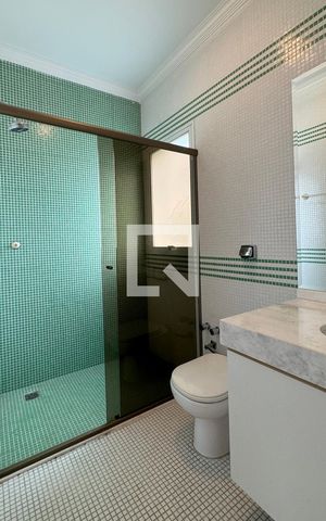 Casa de condomínio para alugar com 700m², 5 quartos e 5 vagasbanheiro da Suíte 5