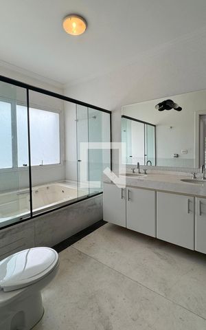 Casa de condomínio para alugar com 700m², 5 quartos e 5 vagasBanheiro da Suíte 2