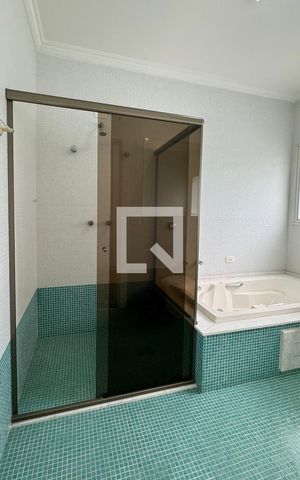 Casa de condomínio para alugar com 700m², 5 quartos e 5 vagasBanheiro da Suíte 3