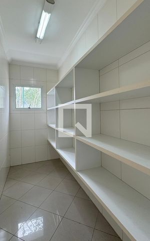 Casa de condomínio para alugar com 700m², 5 quartos e 5 vagasDespensa