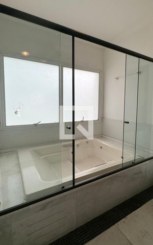 Casa de condomínio para alugar com 700m², 5 quartos e 5 vagasBanheiro da Suíte 2