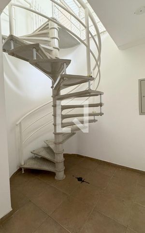 Casa de condomínio para alugar com 700m², 5 quartos e 5 vagasEscada