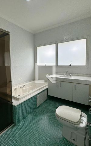 Casa de condomínio para alugar com 700m², 5 quartos e 5 vagasBanheiro da Suíte 3