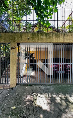 Casa à venda com 290m², 4 quartos e 2 vagas Casa à venda com 290m², 4 quartos e 2 vagasFachada