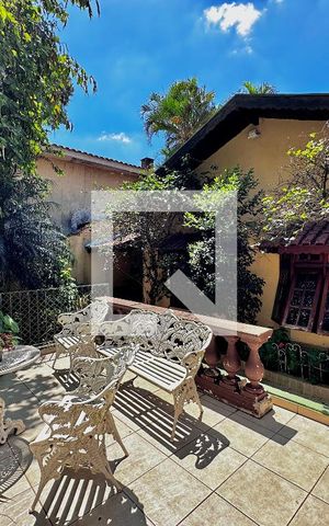 Casa à venda com 290m², 4 quartos e 2 vagas Casa à venda com 290m², 4 quartos e 2 vagasVaranda