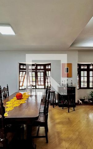 Casa à venda com 290m², 4 quartos e 2 vagas Casa à venda com 290m², 4 quartos e 2 vagasSala