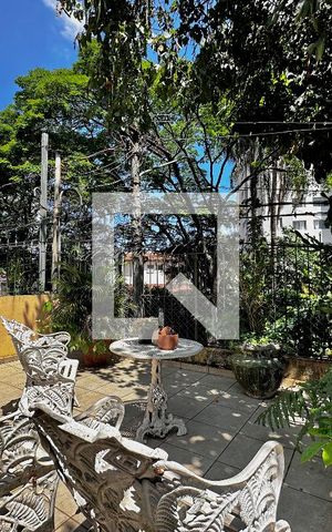 Casa à venda com 290m², 4 quartos e 2 vagas Casa à venda com 290m², 4 quartos e 2 vagasVaranda