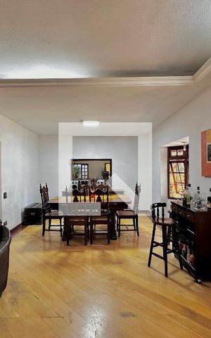 Casa à venda com 290m², 4 quartos e 2 vagas Casa à venda com 290m², 4 quartos e 2 vagasSala