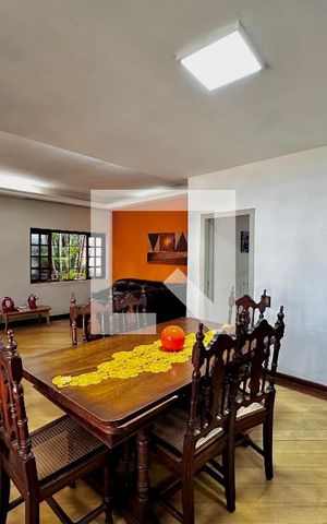 Casa à venda com 290m², 4 quartos e 2 vagas Casa à venda com 290m², 4 quartos e 2 vagasSala