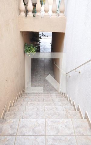 Casa à venda com 180m², 3 quartos e 2 vagasEscada de Acesso