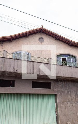 Casa à venda com 220m², 2 quartos e 2 vagas Casa à venda com 220m², 2 quartos e 2 vagasFachada