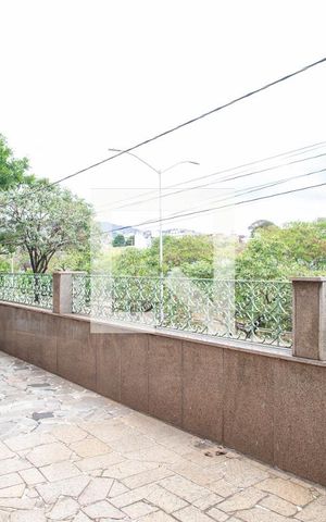 Casa à venda com 220m², 2 quartos e 2 vagas Casa à venda com 220m², 2 quartos e 2 vagasÁrea externa