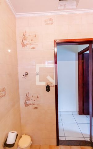 Casa à venda com 129m², 4 quartos e 2 vagas Casa à venda com 129m², 4 quartos e 2 vagasBanheiro