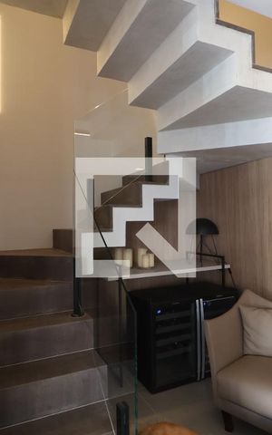 Casa de condomínio à venda com 232m², 4 quartos e 2 vagasEscada