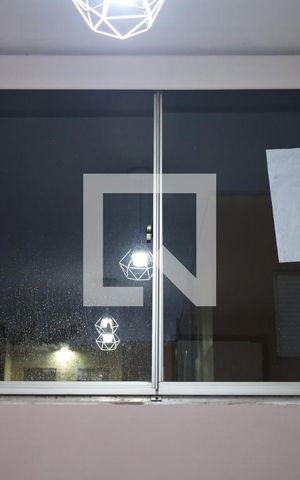 Apartamento à venda com 48m², 2 quartos e 1 vagaPlaca instalada na janela da sala do imóvel
