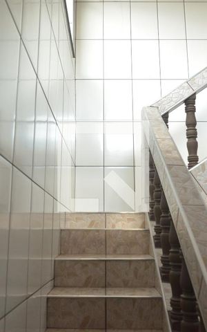 Casa para alugar com 240m², 4 quartos e 2 vagasEscada
