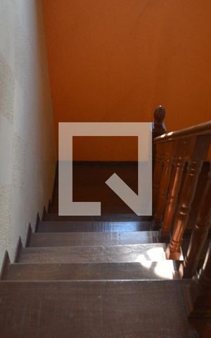 Casa para alugar com 240m², 4 quartos e 2 vagasEscada