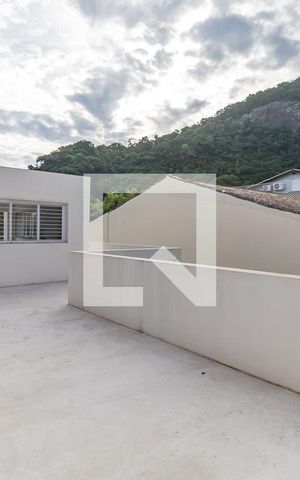 Casa de condomínio à venda com 290m², 4 quartos e 2 vagas Casa de condomínio à venda com 290m², 4 quartos e 2 vagasvaranda
