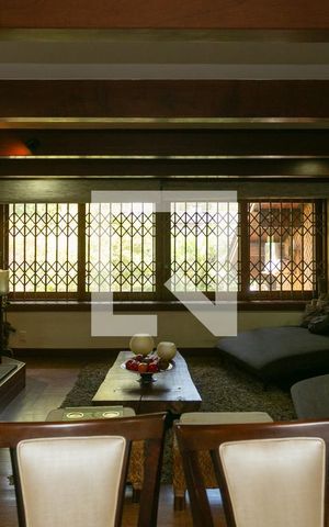Casa à venda com 478m², 4 quartos e 3 vagas Casa à venda com 478m², 4 quartos e 3 vagasSala